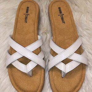 NIB Women's Minnetonka sunny leather flip flop thong sandals - Size 10 Narrow